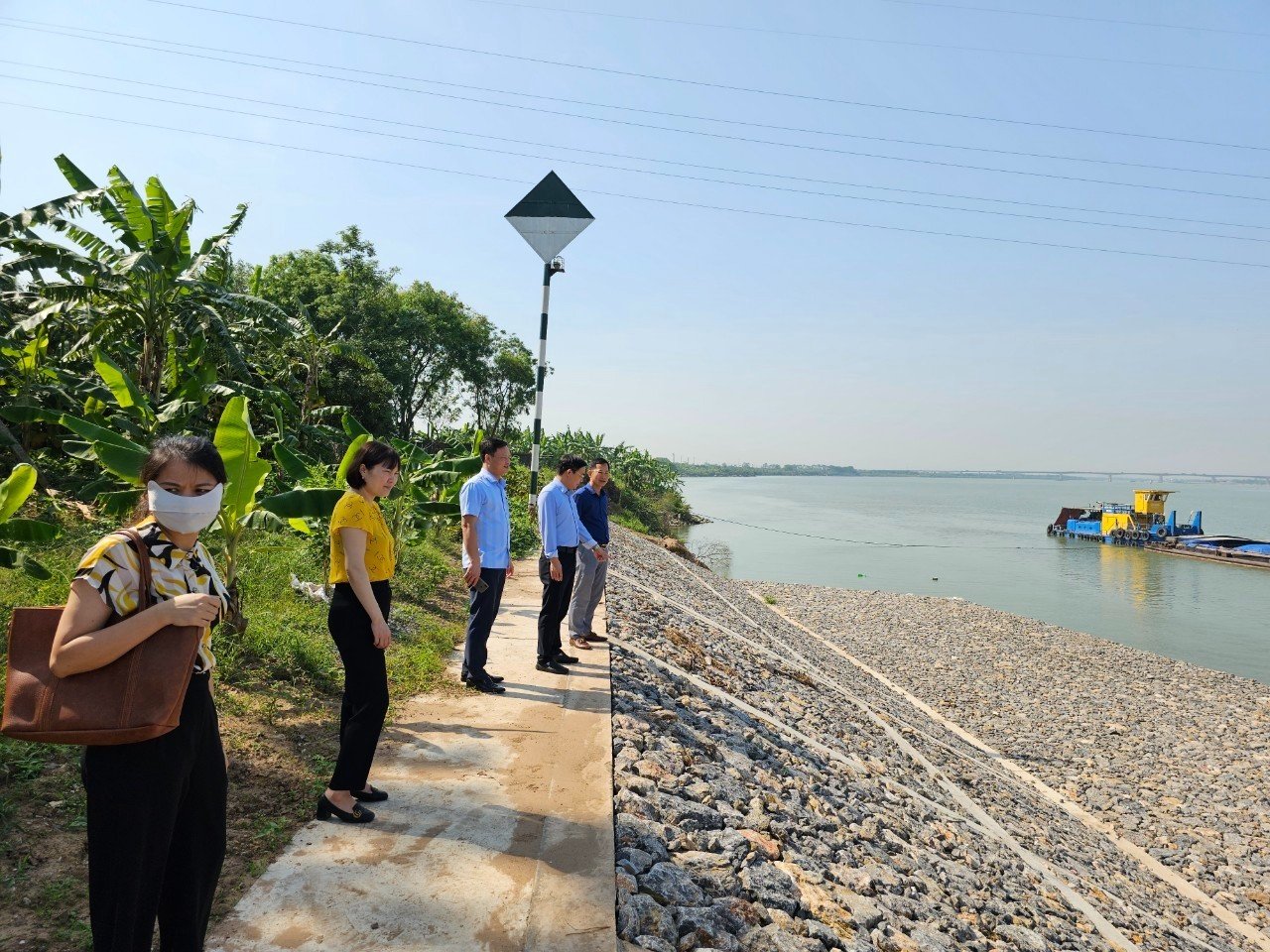 Ban Kinh tế - Ngân sách HĐND tỉnh Hưng Yên khảo sát tình trạng khẩn cấp sự cố sạt lở kè Phú Hùng Cường, thành phố Hưng Yên