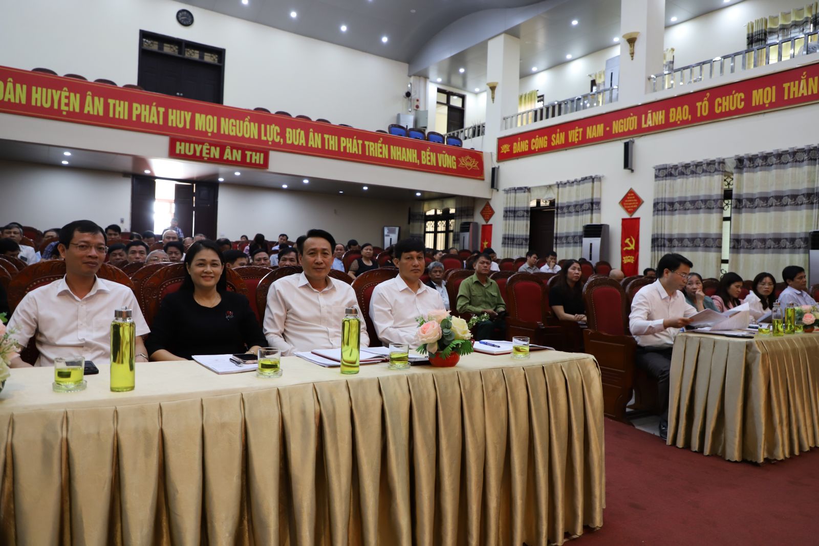Đại biểu Hội đồng nhân dân tỉnh tiếp xúc cử tri huyện Ân Thi trước kỳ họp thường lệ cuối năm 2023 của Hội đồng nhân dân tỉnh khóa XVII, nhiệm kỳ 2021-2026