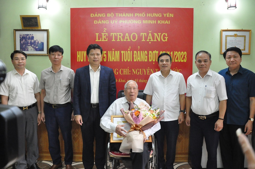 Đồng chí Phó Bí thư Thường trực Tỉnh ủy, Chủ tịch HĐND tỉnh Trần Quốc Toản trao Huy hiệu 75 năm tuổi Đảng đợt 7/11/2023 tặng các đảng viên ở thành phố Hưng Yên