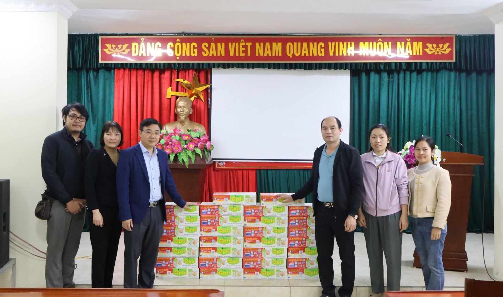 Công đoàn Cơ quan Văn phòng phối hợp với Dược sĩ Hà Quang Tuyến, Bệnh viện Trường ĐH Y khoa Tokyo Việt Nam và Câu lạc bộ tình nguyện Lan Trắng đến thăm, tặng quà tại Trung tâm Bảo trợ XH và công tác XH; Trung tâm Điều dưỡng tâm thần kinh tỉnh Hưng Yên