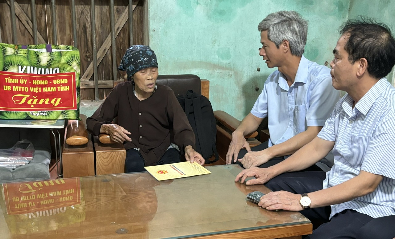 Trưởng Đoàn đại biểu Quốc hội tỉnh đến thăm, tặng quà và động viên một số hộ dân bị ảnh hưởng do bão và ngập lụt tại xã Xuân Quan, huyện Văn Giang