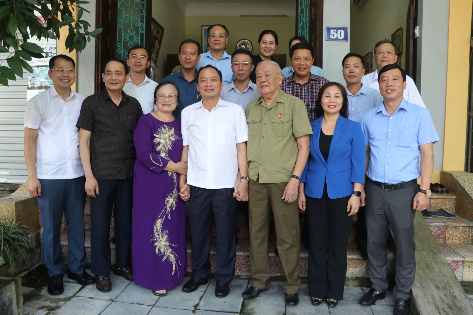 Phó Chủ tịch HĐND tỉnh Trần Thị Tuyết Hương tham gia cùng Đoàn của Phó Bí thư Tỉnh ủy, Chủ tịch UBND tỉnh thăm, tặng quà gia đình chính sách tiêu biểu tại thành phố Hưng Yên