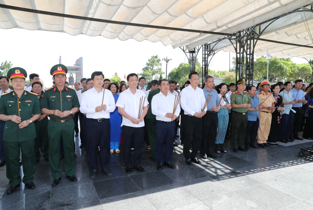 Đoàn cán bộ hai tỉnh Hưng Yên và Hải Dương dâng hương, dâng hoa tại Nghĩa trang Liệt sĩ quốc gia Trường Sơn, Nghĩa trang Liệt sĩ quốc gia Đường 9 và một số di tích tại các tỉnh Quảng Bình, Quảng Trị