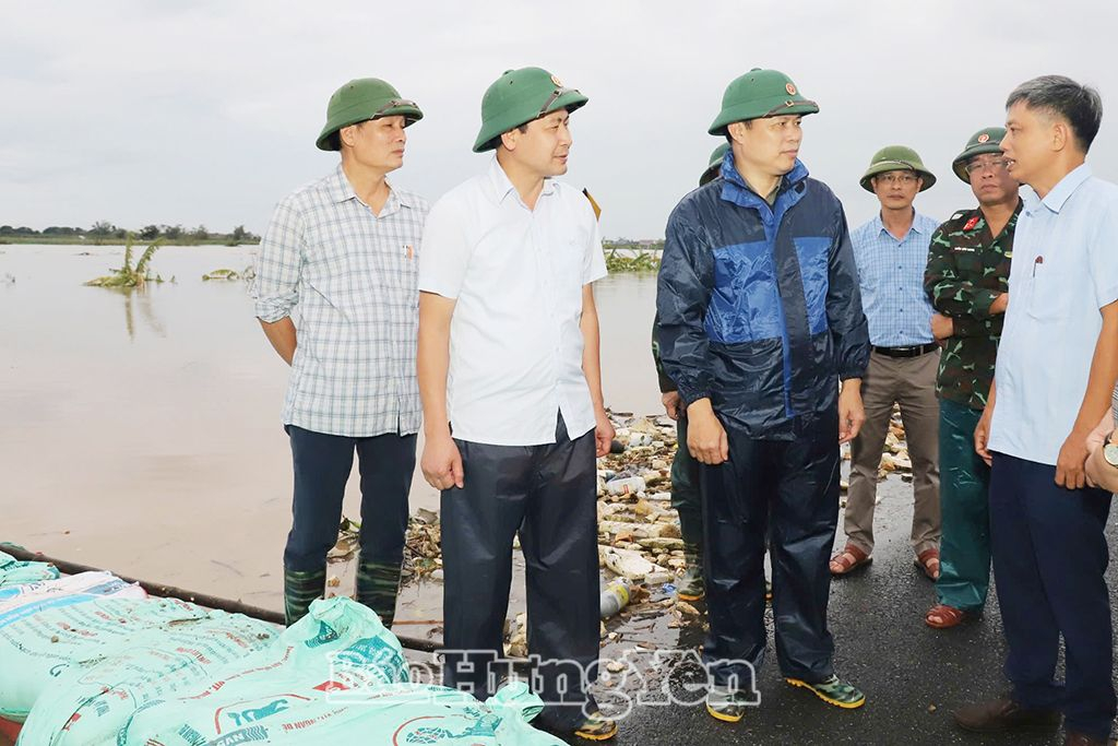 Đồng chí Phó Bí thư Thường trực Tỉnh ủy, Chủ tịch HĐND tỉnh Trần Quốc Toản kiểm tra công tác ứng phó với mưa, lũ tại các huyện Tiên Lữ, Phù Cừ