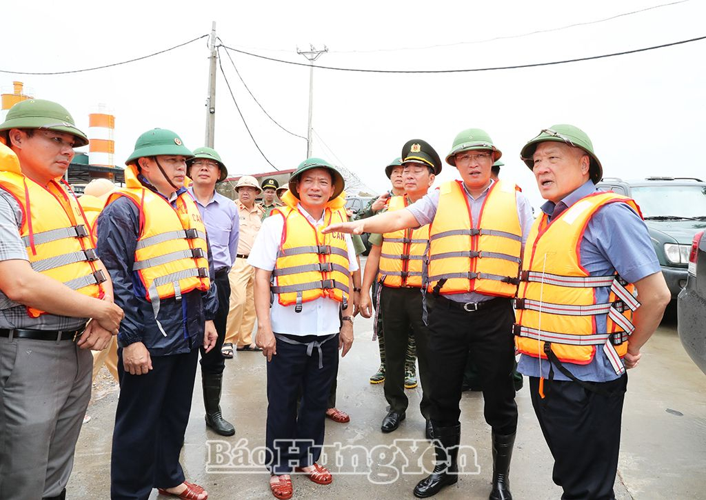 Phó Thủ tướng Thường trực Chính phủ Nguyễn Hòa Bình kiểm tra, chỉ đạo công tác phòng, chống lụt bão tại Hưng Yên