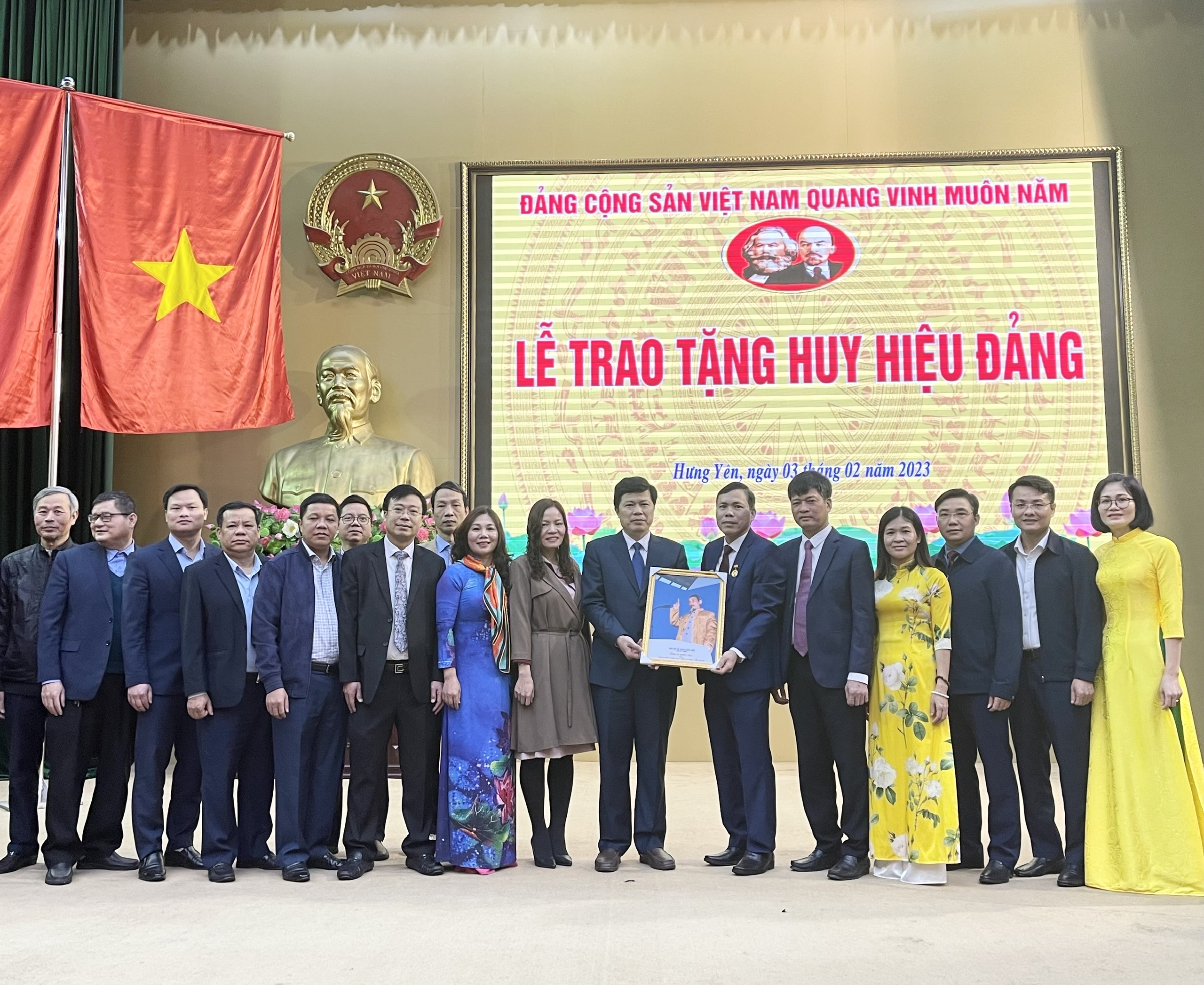 Đảng ủy Cơ quan Văn phòng Đoàn ĐBQH và HĐND tỉnh tổ chức Lễ trao tặng Huy hiệu 30 năm tuổi Đảng